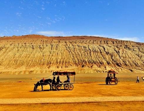 火洲吐鲁番、库木塔格大沙漠、天山天池汽车5日游
