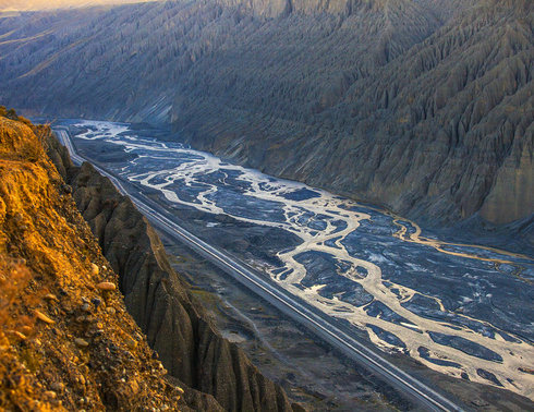 独山子大峡谷、赛里木湖、喀赞其、喀拉峻、巴音布鲁克、独库五日游